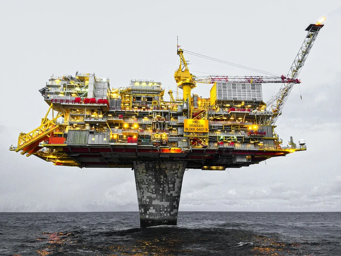 Base offshore ao entardecer